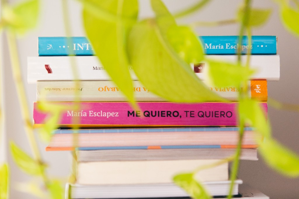 Libros de psicología y autocuidado entre hojas verdes, con el título Me quiero, te quiero de María Esclapez
